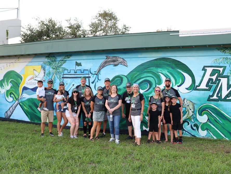 FMHS pregame – group at mural